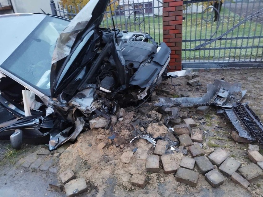 Wypadek w gminie Klwów w powiecie przysuskim. Samochód zjechał z drogi i wbił się w ogrodzenie. Ranny kierowca