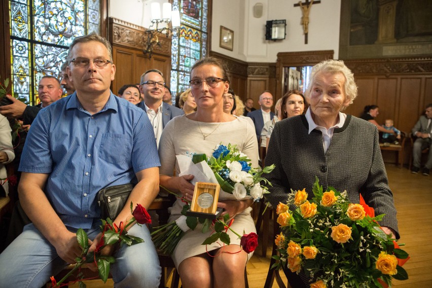 Uhonorowano Jana Gacę, który razem z żoną Józefą i...