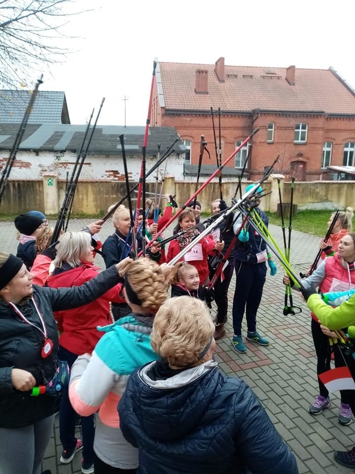 Niepodległościowy nordic walking w Kołczygłowach (zdjęcia)