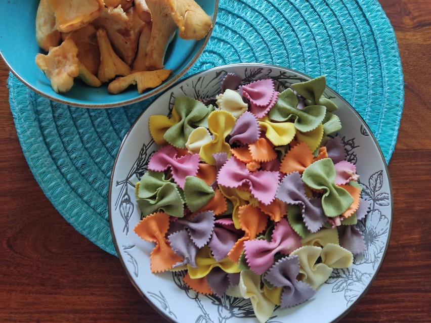 W lekko osolonej wodzie ugotuj makaron, najlepiej al dente....