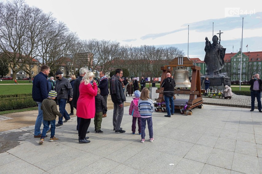 Szczecin. Na Jasnych Błoniach zamiast Marszu Życia stanął dzwon - Głos Nienarodzonych. ZDJĘCIA