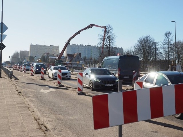 Drogowcy, remontujący wiadukt na ul. Władysława IV w Koszalinie, przenoszą się z zachodniej na wschodnią nitkę obiektu.