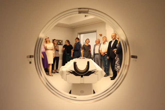 Zgromadzeni goście mogli zobaczyć nowoczesny tomograf, który trafił do cieszyńskiego szpitala.
