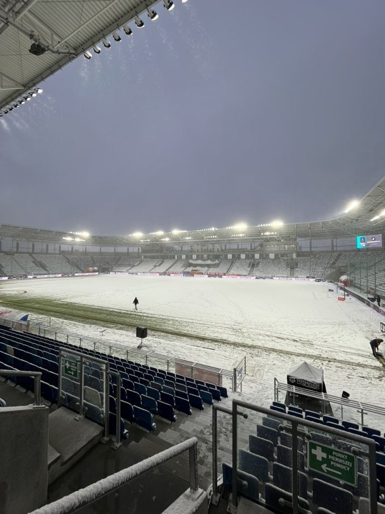 Stadion w Płocku tuż przed godziną szesnastą