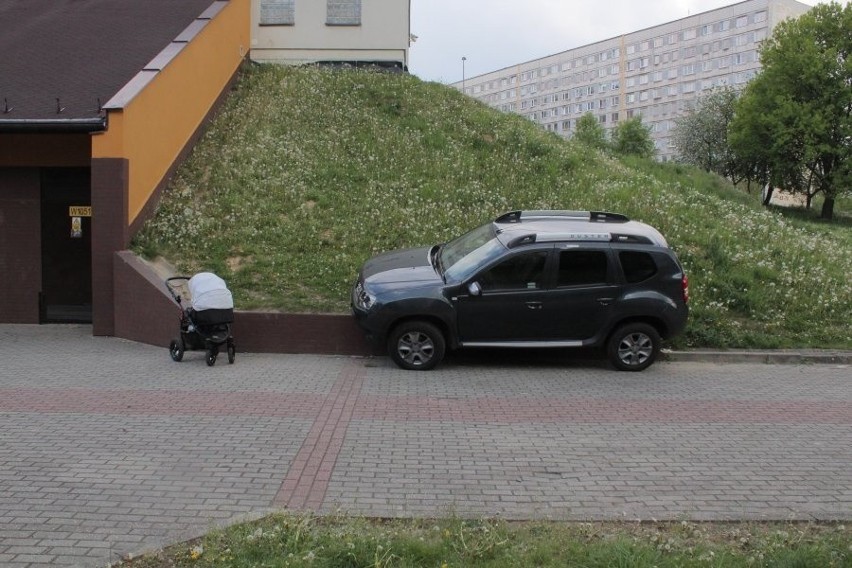 Samochód stoczył się na babcię i dziecko