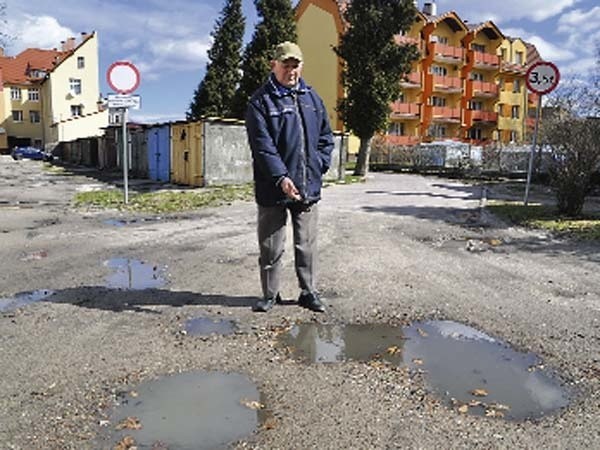 Władysław Gleń pokazuje opłakany stan wyjazdu z kwartału między ulicami Kościuszki i Ordona. Jego zdaniem problem rozwiązałaby budowa kawałka drogi od polbruku do asfaltu przy Ordona.