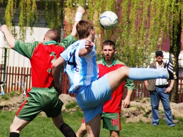 Piłkarze Gryfu (jasne koszulki) zaaplikowali rywalom z Kawęczyna aż 5 bramek.