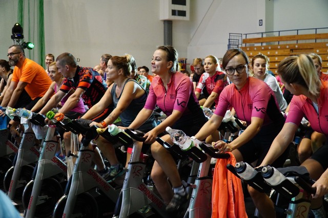 Ponad 300 osób wzięło udział w  V Charytatywnym Maratonie Indoor Cycling. Dochód z akcji przeznaczony będzie na wsparcie Fundacji Pomocy Dzieciom "Tak po prostu".Zobacz zdjęcia --->