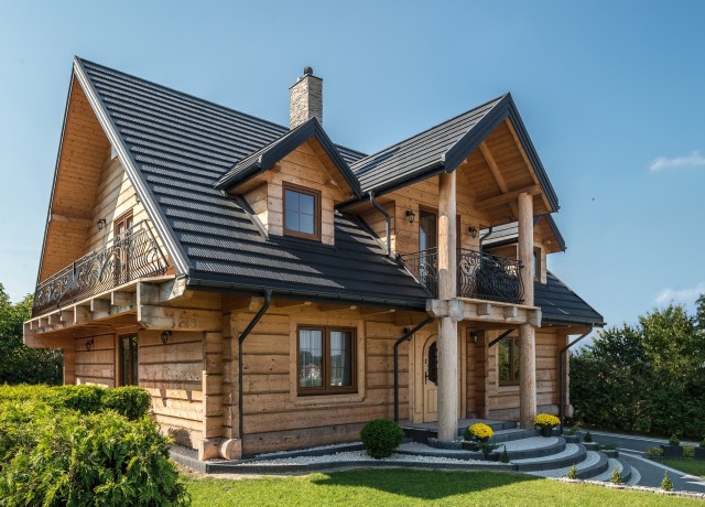 Blachodachówka naśladująca wyglądem gont drewniany szczególnie dobrze pasuje do domów drewnianych i nawiązujących do stylu góralskiego.