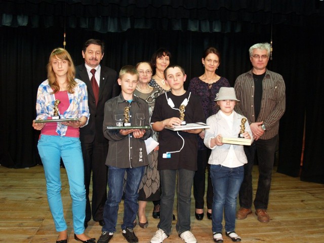 Wyróżnione grupy otrzymały nagrody i statuetki.