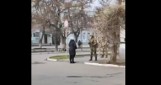 Ukrainka do rosyjskiego żołnierza, którego zobaczyła na ulicy swego miasta: Co ty tu k... robisz? (WIDEO)