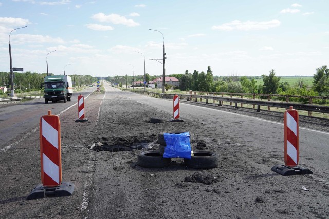 Most Antonowski na Dnieprze w Chersoniu po ostatnich ukraińskich ostrzałach nie nadaje się do użytku.