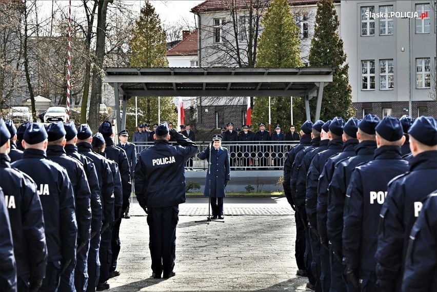Ślubowanie policjantów w Katowicach. W szeregi śląskiej policji wstąpiło 84 policjantów, w tym 15 pań