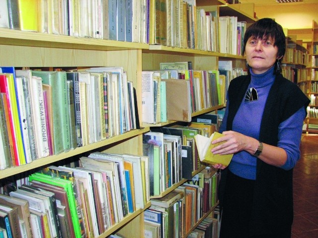 Książki, które odzyskaliśmy, zajmują dziesięć takich regałów - mówi Maria Kołodziejska, metodyk w suwalskiej bibliotece