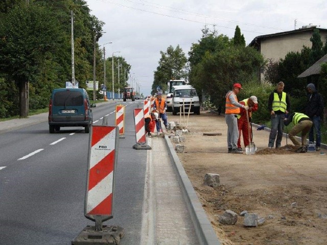 Pracownicy uwijają się przy budowie chodnika i ścieżki rowerowej. To zdjęcie wykonaliśmy wczoraj rano