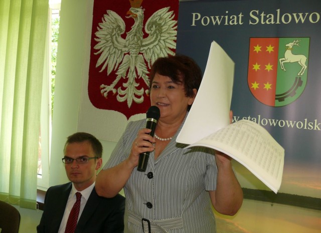 Dyrektor Grażyna Hejda pokazuje materiały z analizy szpitali w Nisku i Stalowej Woli.