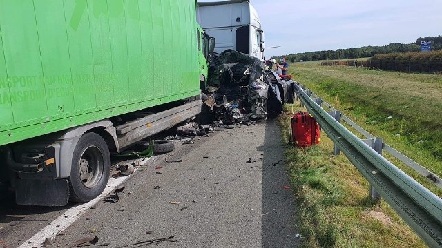 Do karambolu doszło przed godz. 13 na autostradzie A2. Zderzyły się trzy samochodu osobowe, trzy ciężarówki i bus. Droga w kierunku Warszawy jest zablokowana.