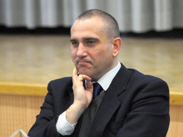 Piotr Klatta ma 42 lata. Jest politologiem, wykładowcą PWSZ, od roku członkiem PSL.