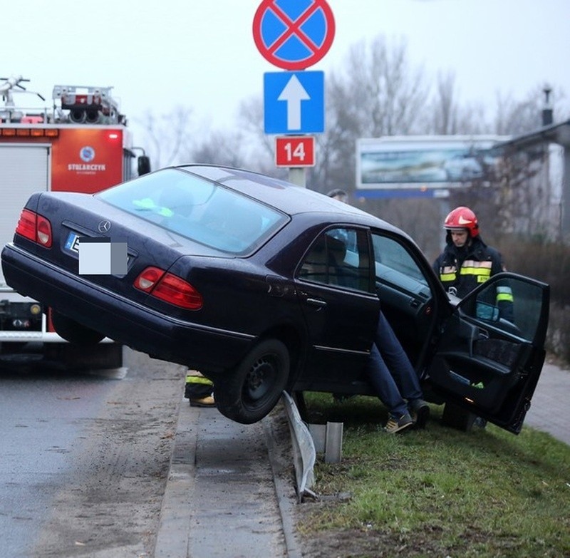 Wypadek na ul. Pabianickiej. Samochód zawisł na wiadukcie! KORKI! [zdjęcia]