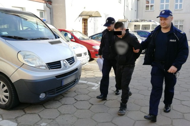 Na 3 miesiące do aresztu trafił 22-latek podejrzany o spowodowanie śmiertelnego wypadku drogowego. Śledztwo prowadzone w tej sprawie ustali ostateczne przyczyny i okoliczności zdarzenia. Za przestępstwo to grozi mu do 12 lat pozbawienia wolności.- Do zdarzenia doszło w sobotę (23 lutego) po godz. 21 - przypomina podkom. Joanna Tarkowska z KPP w Świeciu. - Dyżurny świeckiej komendy odebrał zgłoszenie, z którego wynikało, że w Sulnowie (pow. świecki) doszło do wypadku drogowego. Na miejsce skierował patrol ruchu drogowego. Pracujący na miejscu policjanci wstępnie ustalili, że kierujący audi, na prostym odcinku drogi, nie dostosował prędkości do panujących warunków w wyniku czego zjechał na prawe pobocze, a następnie uderzył w drzewo. Na skutek zdarzenia 22-letni pasażer pojazdu poniósł śmierć na miejscu, a drugi (18 lat) z obrażeniami ciała został przewieziony do szpitala.