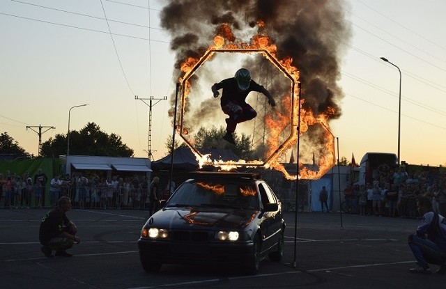 Kaskaderzy w ogniu, ogromne monster trucki, możliwość przejażdżki autem na dwóch kołach. Czegoś takiego jeszcze w Połańcu nie było! Po raz pierwszy w niedzielę, 18 sierpnia zorganizowano tam pokazy kaskaderskie. Ci, którzy oglądali pokaz nagradzali gromkimi brawami parkowanie driftem, jazdę autem na dwóch kołach - a przede wszystkim kaskaderów brawurowo pokonujących płonące przeszkody.  Po zakończonym show w wykonaniu kaskaderów ze Studia Kaskaderów Barrandow Studio w Pradze - było to na co widzowie czekali najbardziej. Dwa ogromne monster trucki wywołały euforię. Najbardziej cieszyły się dzieci, ale także młodzież i dorośli. Wiele osób robiło sobie zdjęcia przy ogromnych maszynach. A na koniec - można było przejechać się wybranym monster truckiem. Co ciekawe kaskaderzy z wyżej wymienionego studia brali udział w nagraniach do znanych filmów takich jak: "XXX", "Taxi", "Transporter" oraz w kilku częściach "Bonda'! Podczas wydarzenia można było z nimi porozmawiać, a także zdobyć autograf. Zobacz więcej zdjęć na kolejnych slajdach.