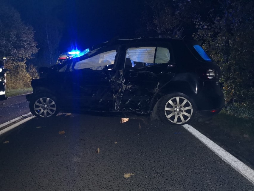 Groźny wypadek w Siedliskach koło Tarnowa. Kierowca zasnął za kierownicą i ściął drzewo