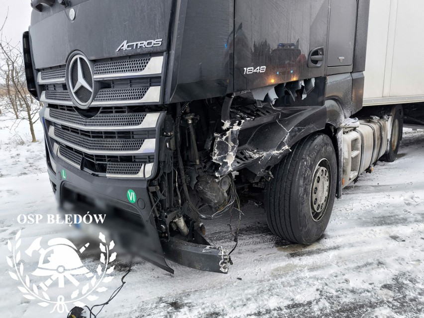 W Jadwigowie w gminie Błędów zderzył się volkswagen transporter z Tirem. Jedna osoba poszkodowana