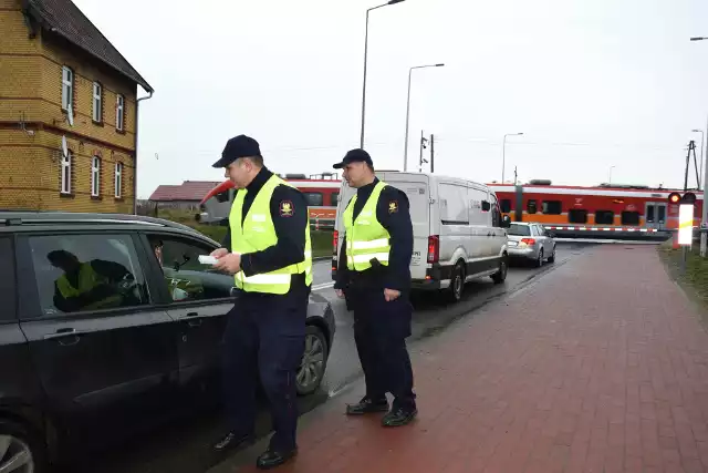W Malborku prowadzona była akcja informacyjna w ramach kampanii społecznej "Bezpieczny przejazd".