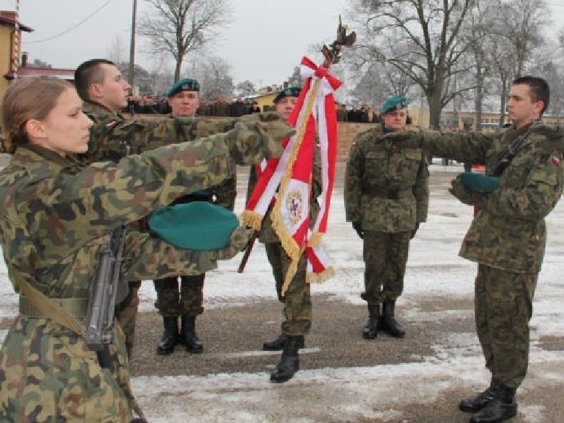 Wyróżnieniem jest złożenie przysięgi na sztandar jednostki