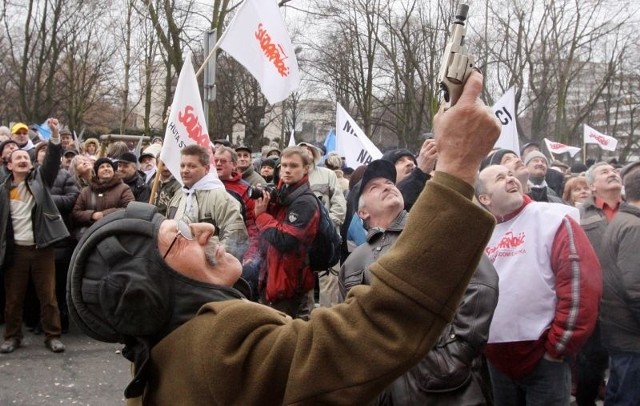 Zdzisław Golik z Huty Stalowa Wola na warszawskiej manifestacji strzelał w niebo świetlnymi rakietami.