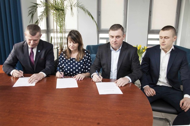 Burmistrz Krzysztof Gołaszewski podpisał w piątek 6 marca trzecią umowę sprzedaży działki gminnej zlokalizowanej w nowej części Podstrefy Łapy. Tym razem jest to firma "EDMARK” Edyta Stypułkowska i Marek Stypułkowski.