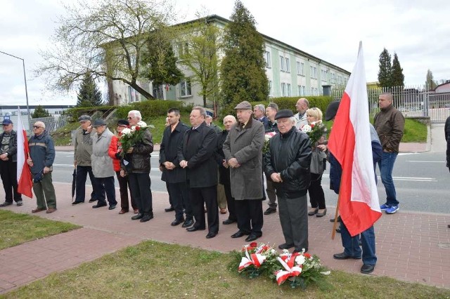 Uroczystości przed pomnikiem upamiętniającym pomordowanych robotników.