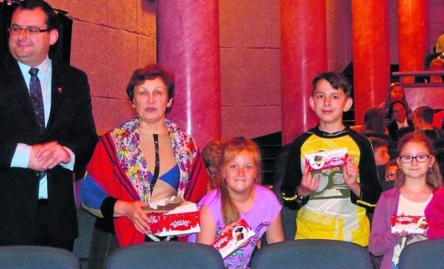 Skarżyskie dzieci ze świetlic obejrzały film i dostały czekolady.