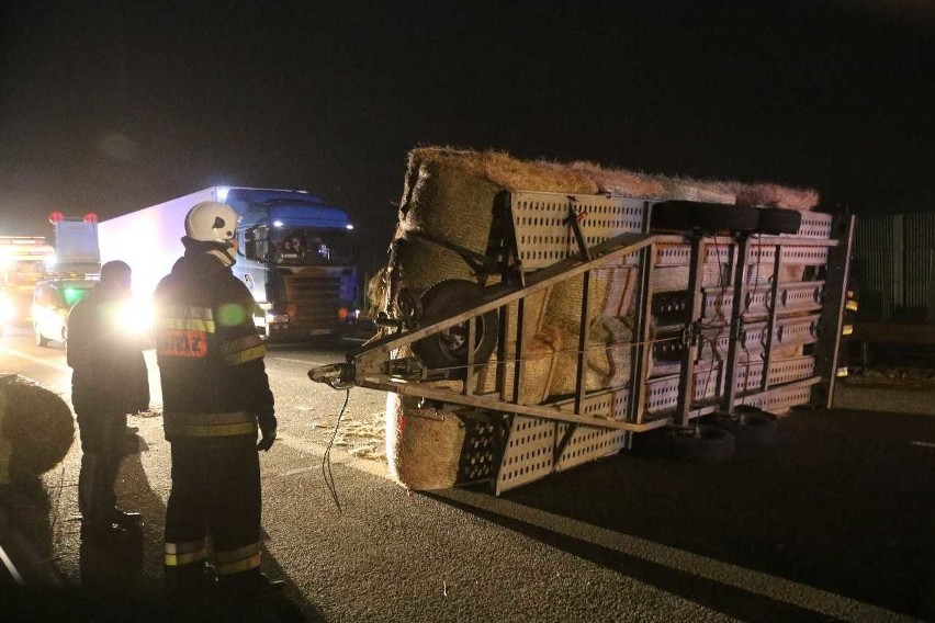 Wypadek na S8 pod Wrocławiem. Wywróciła się przyczepa z sianem