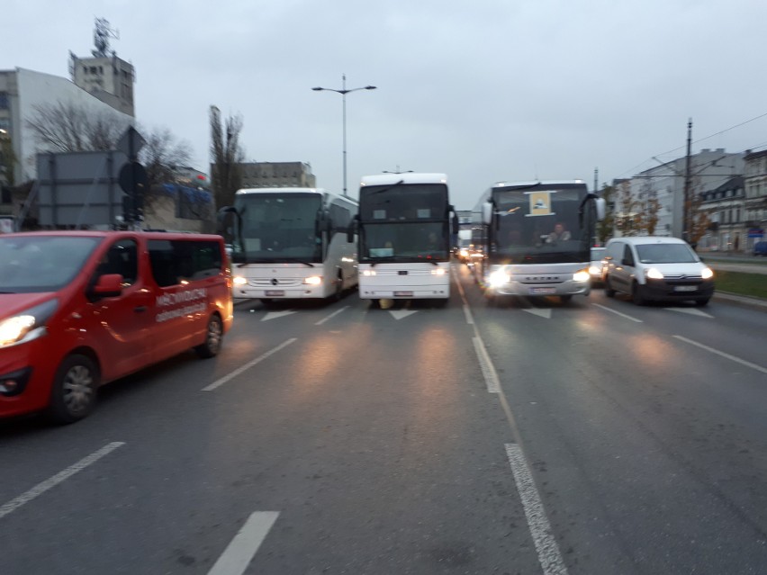Protest przewoźników autokarowych w Łodzi! Kilka autokarów wyjechało na ulice miasta. Policja blokowała protest. ZDJĘCIA
