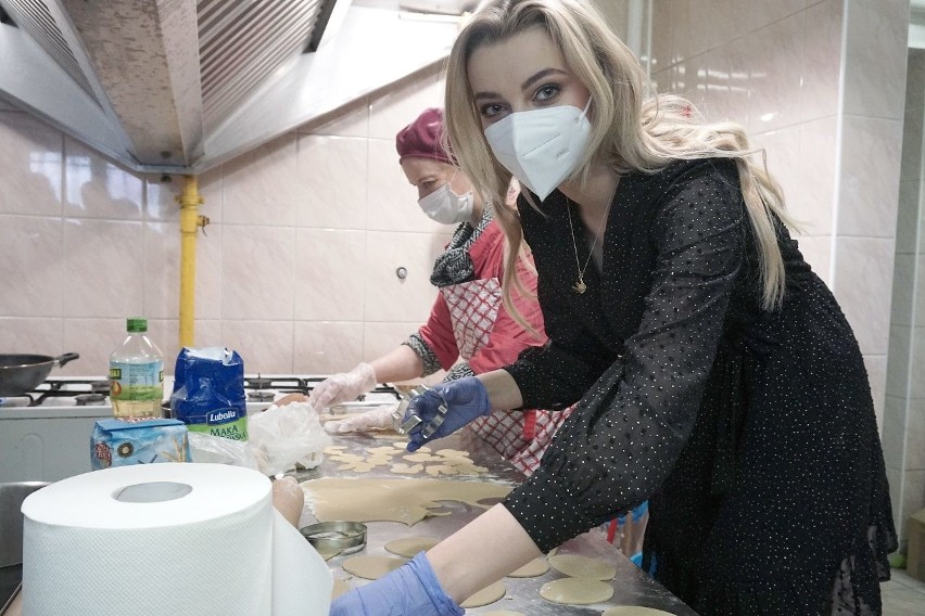 Miss Polonia 2019 Karolinia Bielawska gotowała wielkanocne potrawy dla bezdomnych dla akcji Zupa na Pietrynie ZDJĘCIA