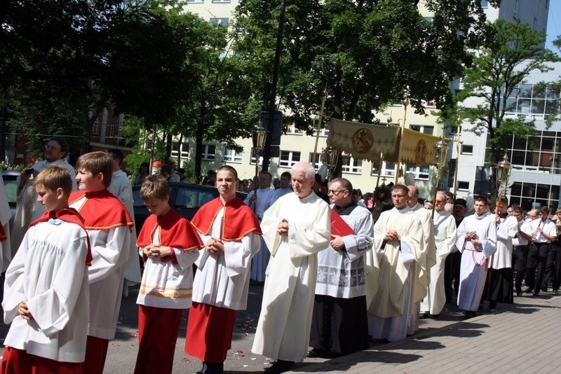 Boże Ciało 2014 w Zabrzu: procesja z kościoła św.Anny w...