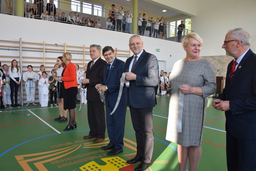 Oficjalne otwarcie sali gimnastycznej w Leśniowie Wielkim....