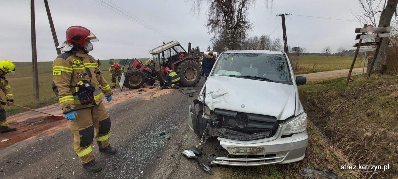 Pieckowo. Wypadek na drodze wojewódzkiej. Mercedes zderzył się z ciągnikiem (zdjęcia)