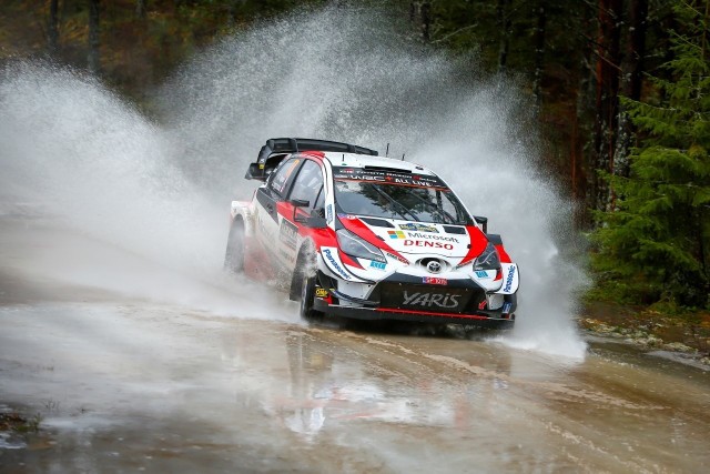 Elfyn Evans w swoim drugim starcie za kierownicą Toyoty Yaris WRC wygrał Rajd Szwecji, drugą rundę mistrzostw świata, a w pierwszej czwórce znalazły się aż trzy załogi japońskiego zespołu. Po dwóch rundach WRC Toyota prowadzi w klasyfikacji producentów, a Evans dzieli pozycję lidera wśród kierowców z Thierry Neville’m z teamu Hyundaia.Fot. Toyota