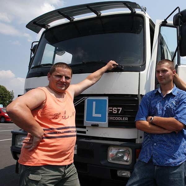 Piotr Birkowski i Łukasz Mach egzamin na ciężarówkę z naczepą zdawali w piątek.