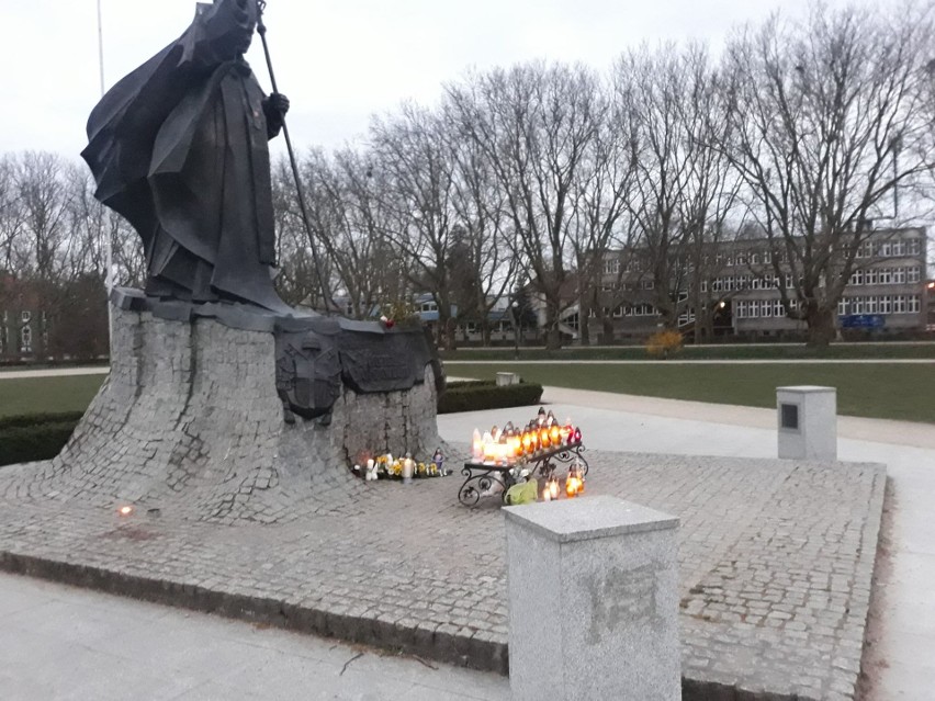15. rocznica śmierci Jana Pawła II, znicze pod pomnikiem...