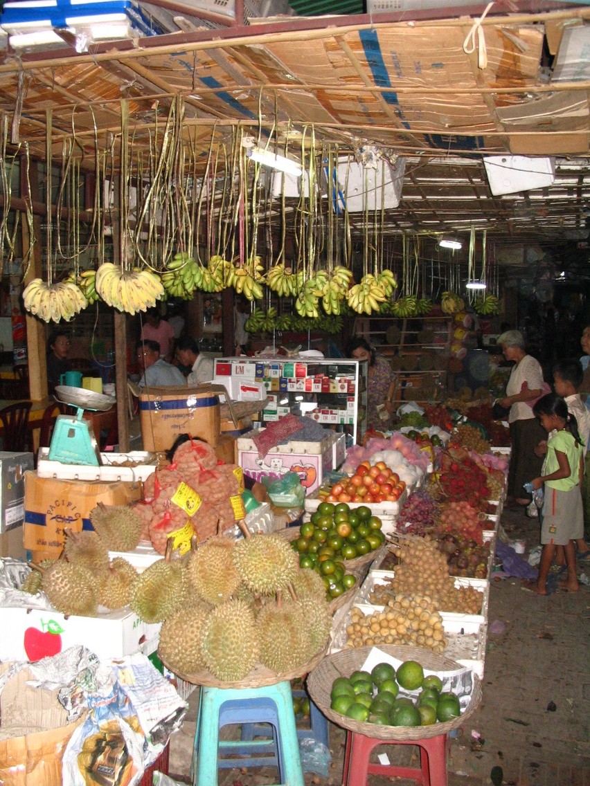 Targ w Siem Reap. Na pierwszym planie kolczaste owoce...