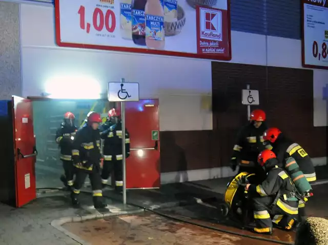 W hipermarkecie przy ulicy Solskiego w Bydgoszczy wybuchł pożar.