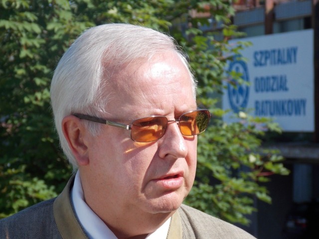 Dyr. Marek Twardowski zorganizował przed gorzowskim szpitalem konferencję prasową.