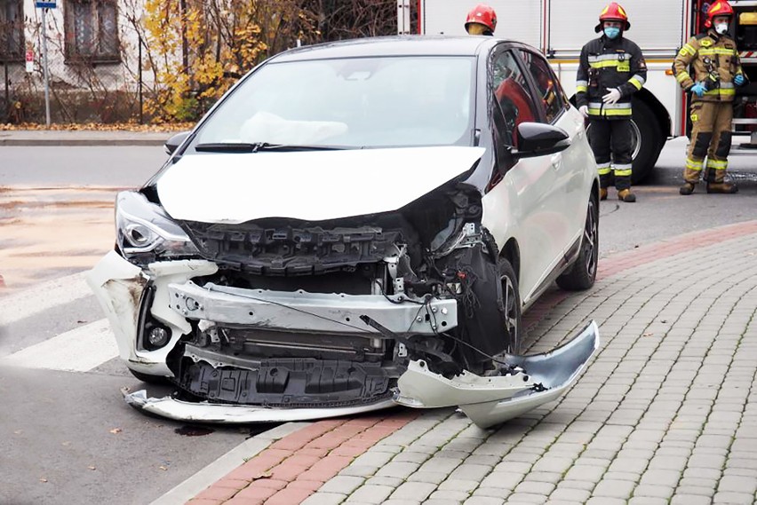 Nowy Sącz. Dwa samochody osobowe zderzyły się na ul. Paderewskiego