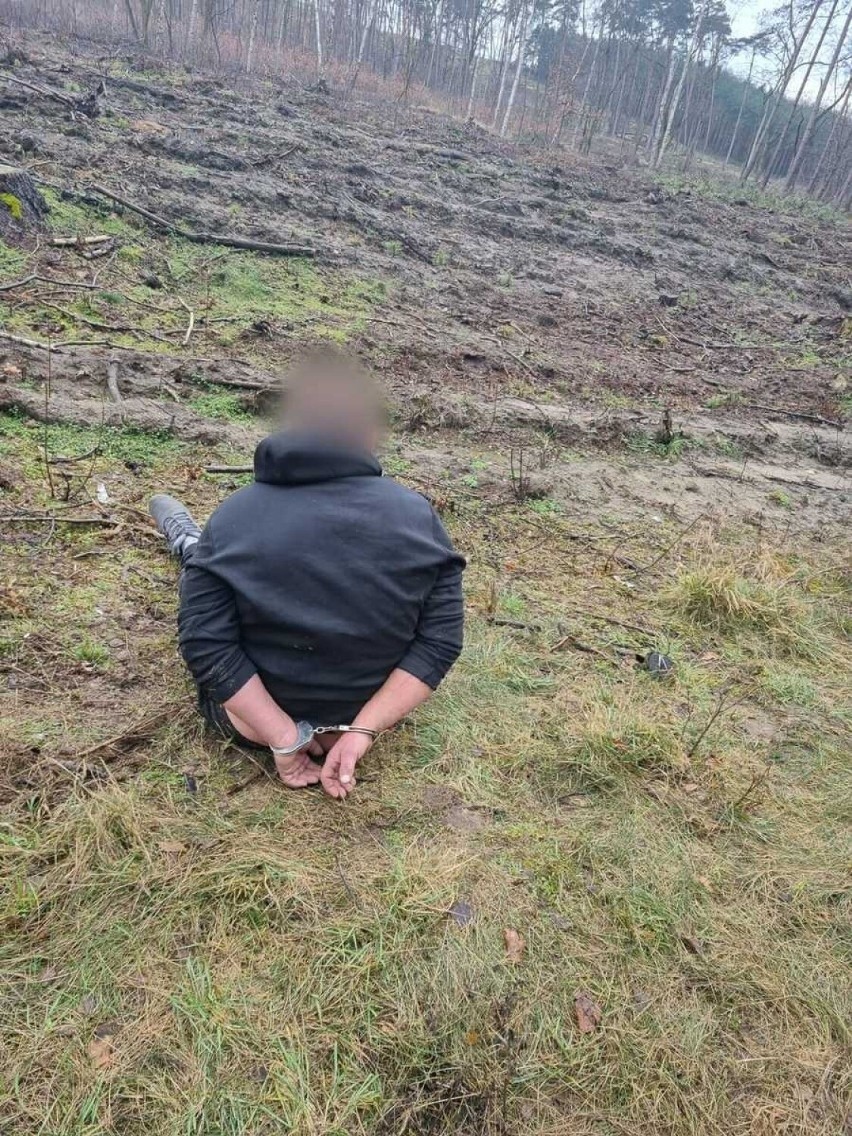 Policja relacjonuje, że kierowca uciekając nie zwracał uwagi...