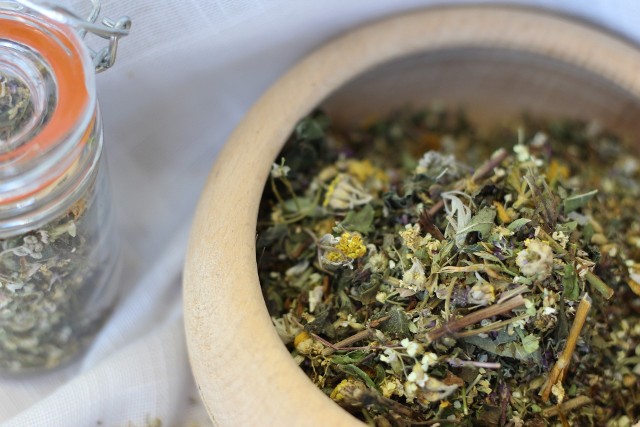 Herbatka z piołunu wspomaga trawienie, ale ze względu na zawartość tujonu można ją pić tylko w odpowiednich dawkach.