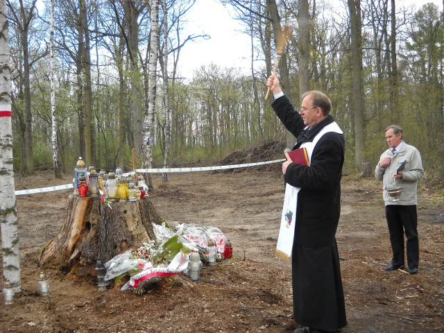 Krótka niedzielna uroczystość na leśnej polanie to wstęp do głównych uroczystości 70. rocznicy zbrodni UB na żołnierzach z oddziału Narodowych Sił Zbrojnych, dowodzonego przez Henryka Flamme - Bartka.