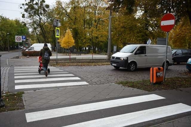 Czytelnicy sygnalizują, że kierowcy parkują zbyt blisko przejścia na skrzyżowaniu ulic Bydgoskiej i Konopnickiej